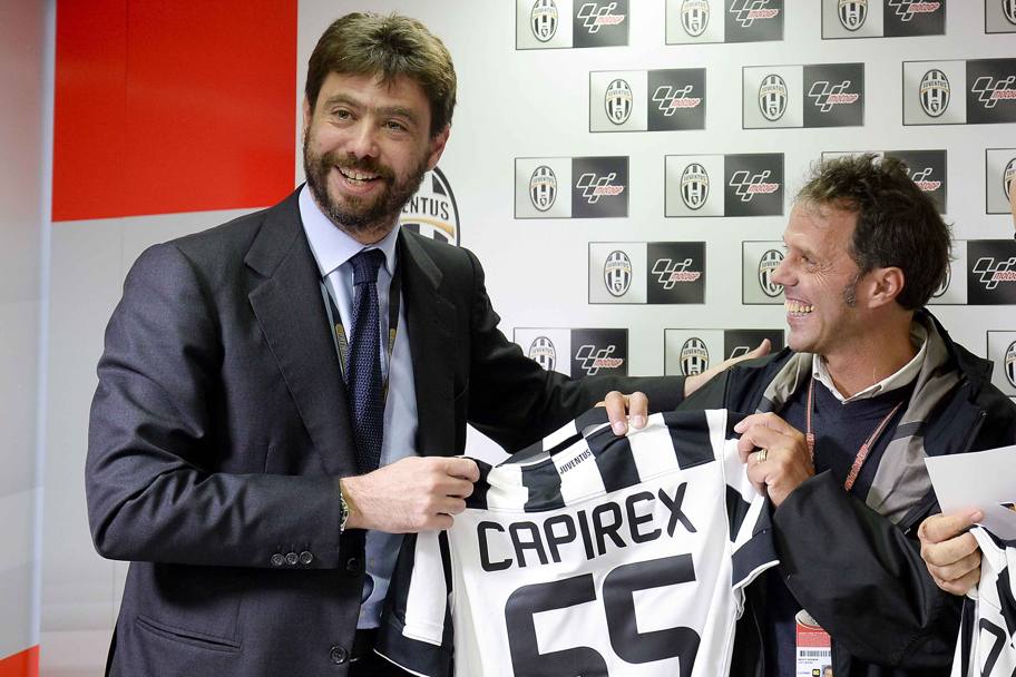 E per ringraziare dell&#39;ospitalit, il presidente della Juve Agnelli regala una maglia bianconera a Capirossi